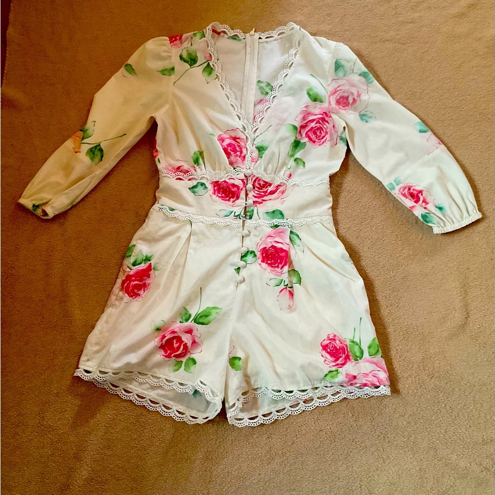✨ Floral Lace-Trim Romper – Size XS ✨
